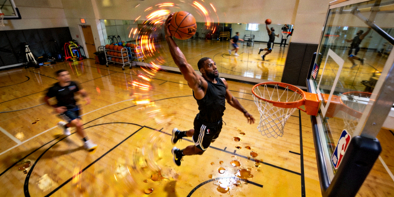 NBA球员在训练馆进行高强度投篮训练